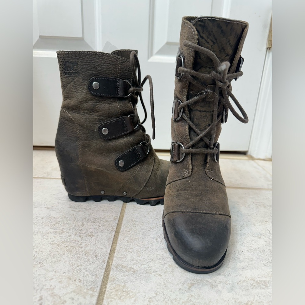 Sorel wedge boots. Size 7.5 women’s. Good condition.